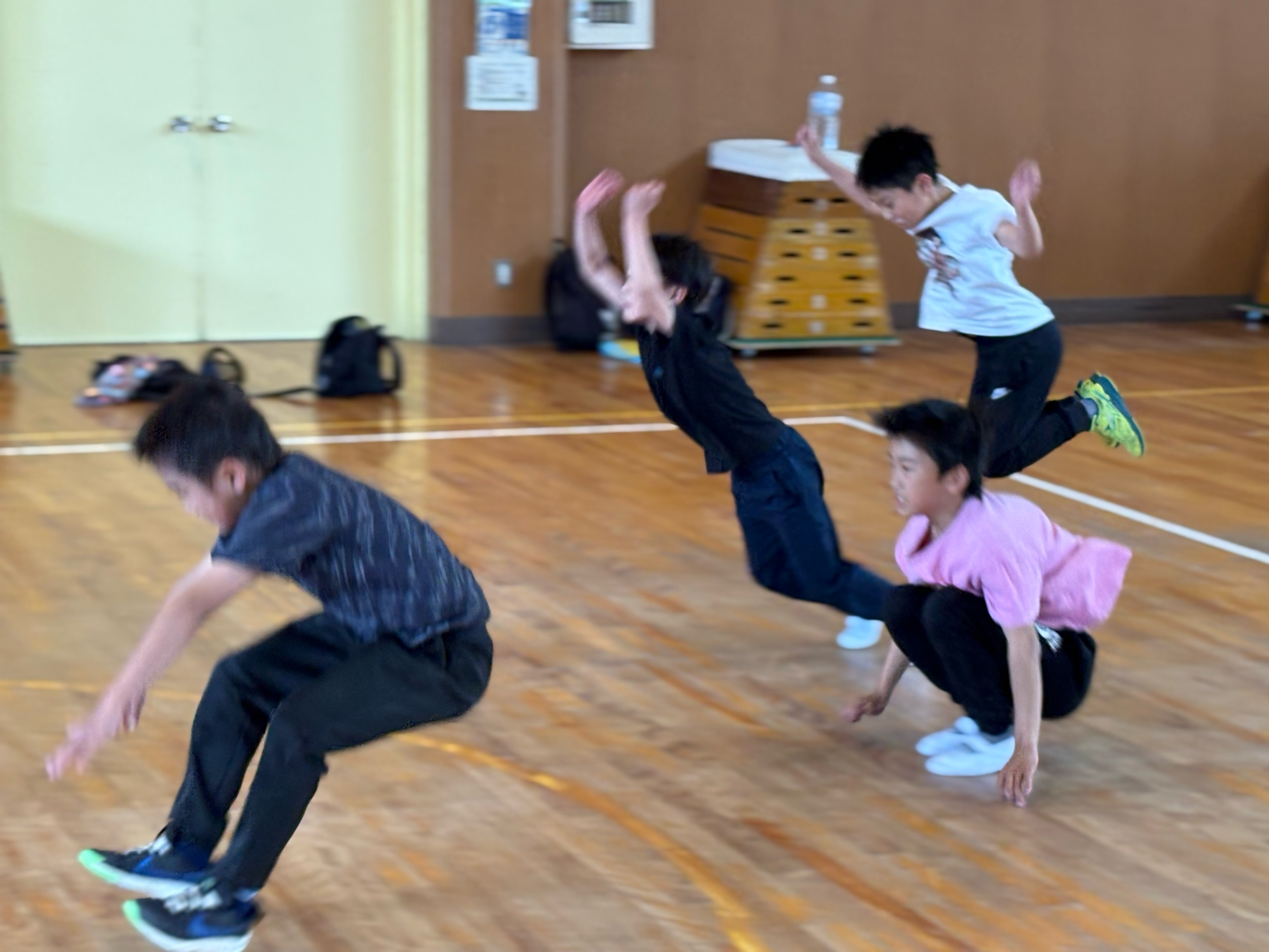 パルクールを学ぶ小学生（大阪府摂津市跳塾鳥飼北教室）