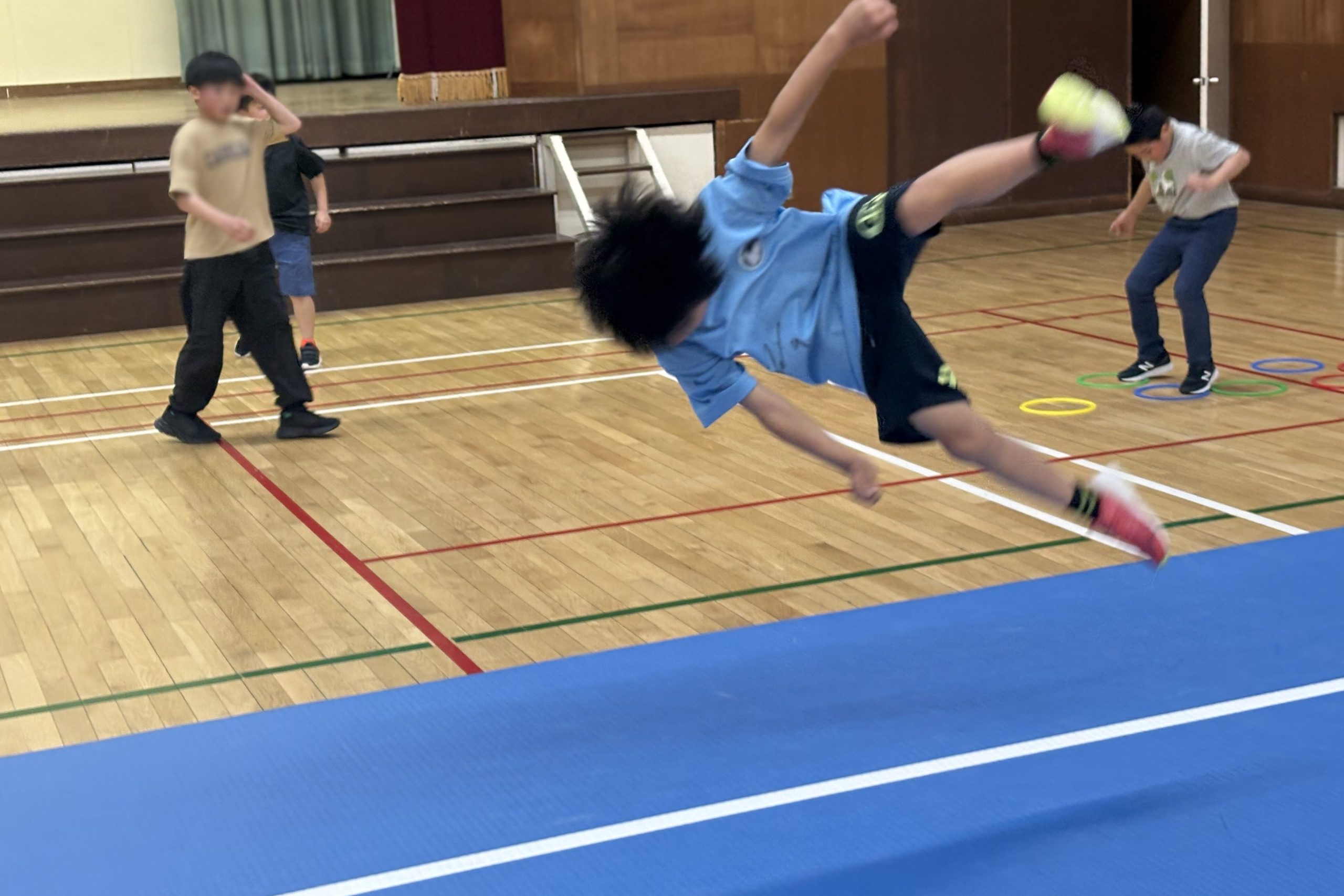 摂津市の教室でパルクールを練習する小学生